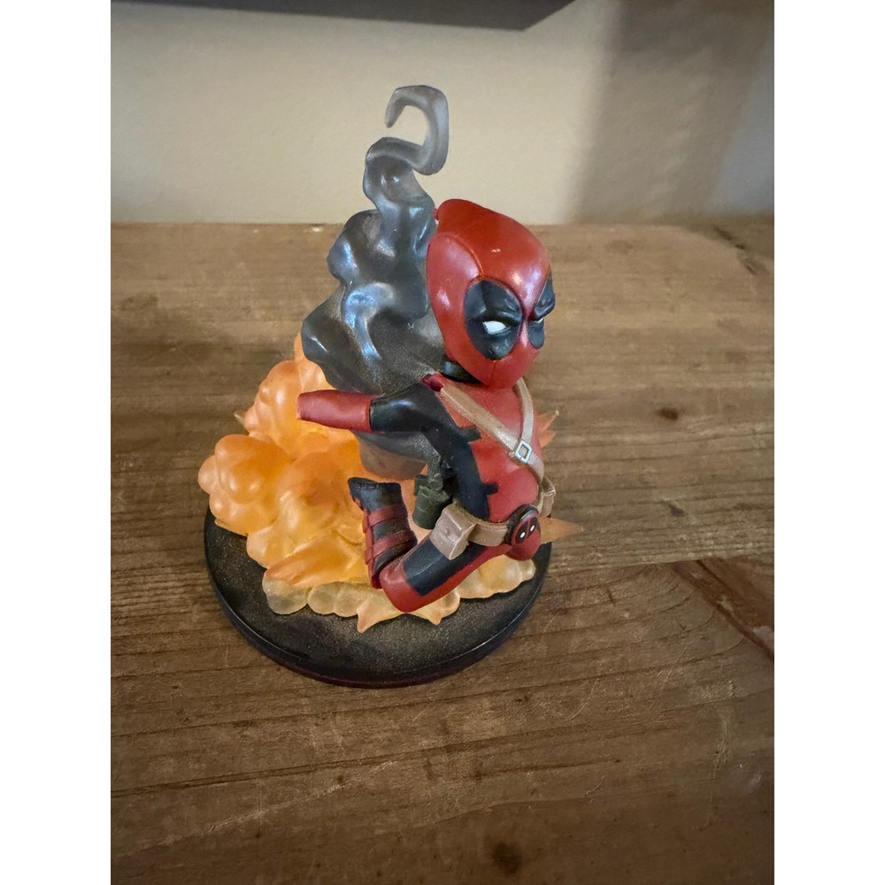 Marvel Deadpool Q-Fig Quantum Mechanix Loot Crate Exclusive Figure Diorama QMx